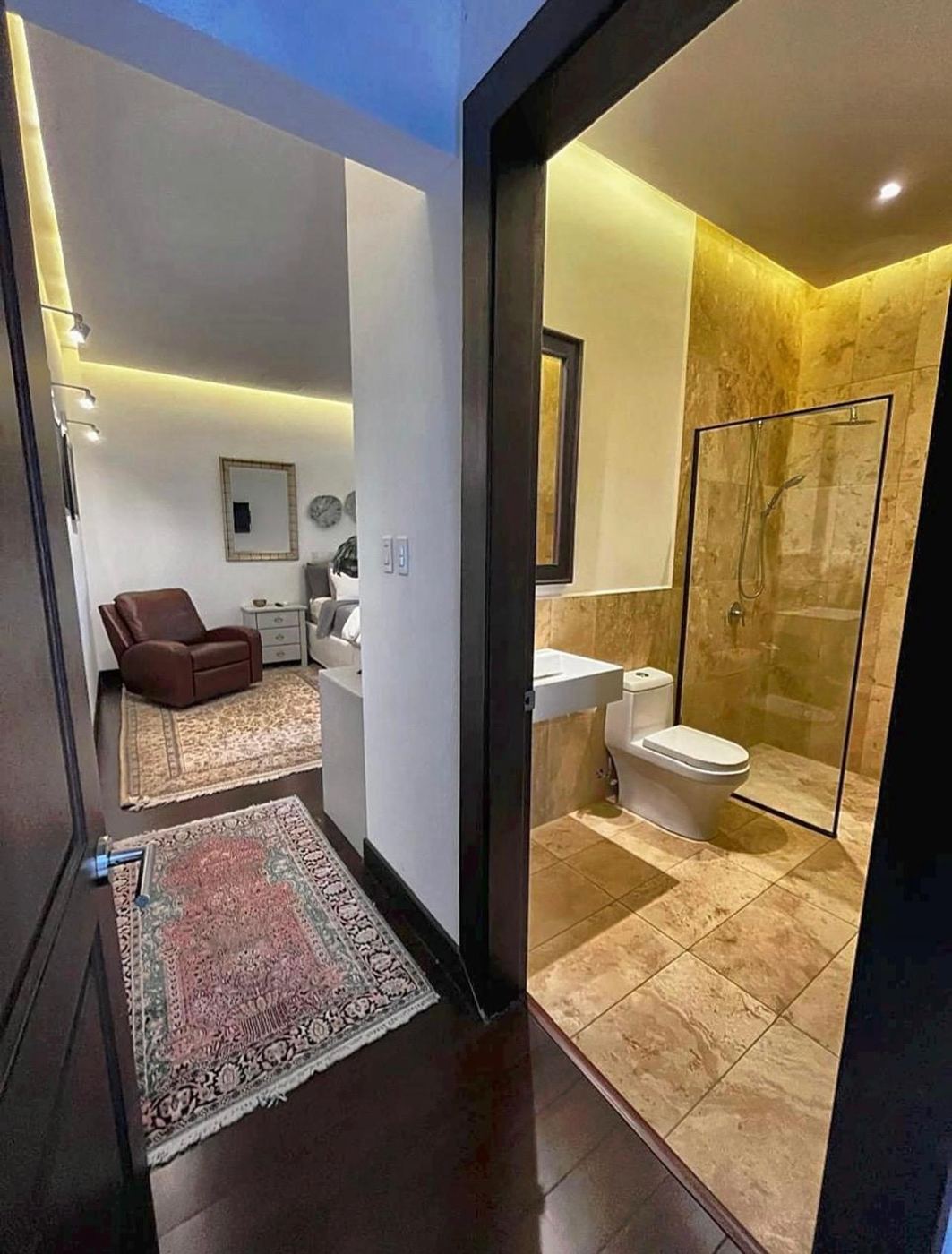 Baño y dormitorio