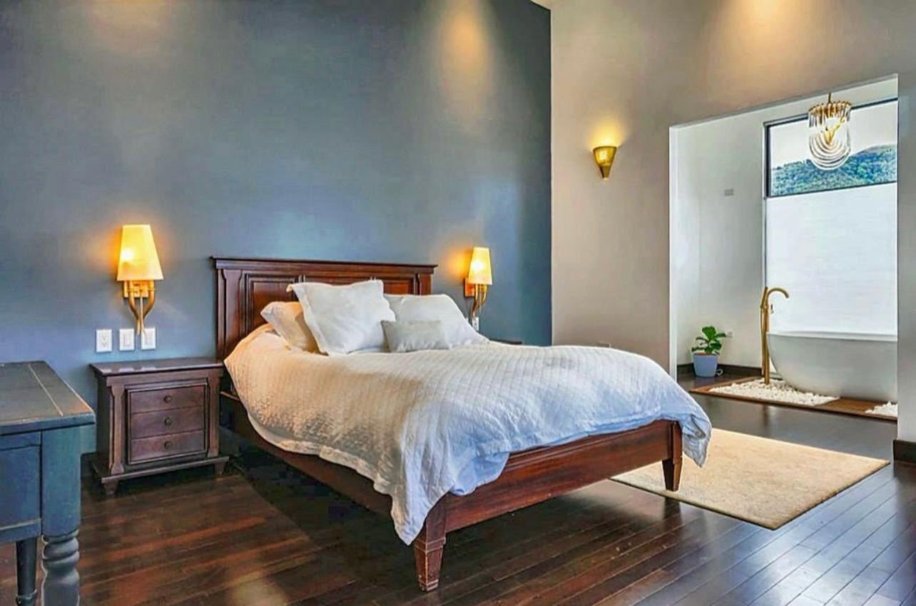 Dormitorio con baño