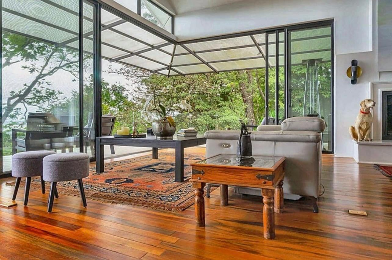 Sala abierta al jardín