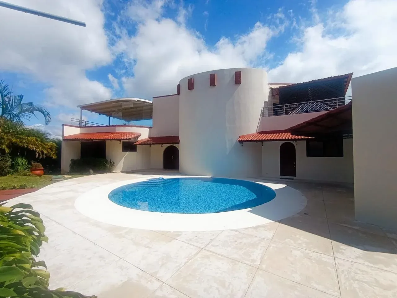 Casa de lujo con piscina y vistas en Bebedero de Escazú